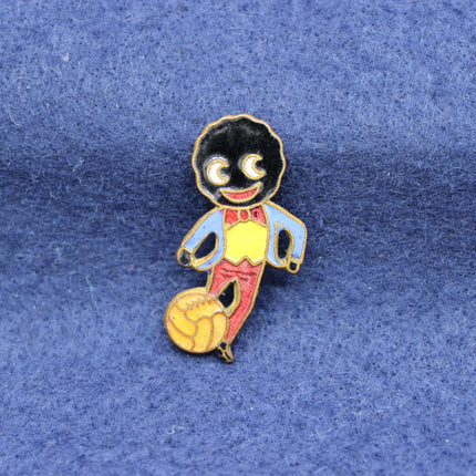 1970s Robertson’s Golly – Footballer Enamel Badge