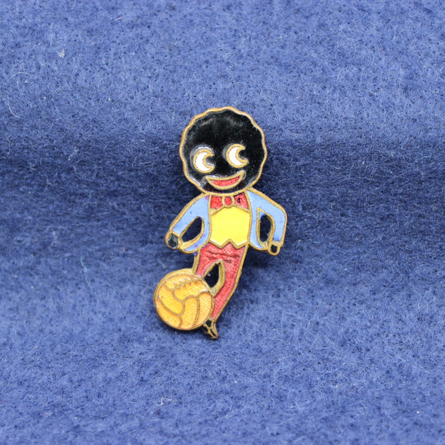 1970s Robertson’s Golly – Footballer Enamel Badge