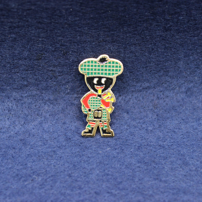 1990s Robertson’s Golly McGolly badge with bright tartan styling and classic bagpipes. A standout late‑era collectible for Golly badge enthusiasts.