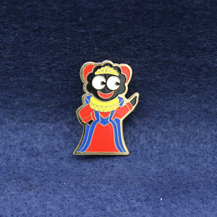 1999 Golly Queen Badge on a felt background