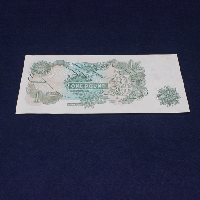 One pound banknote on a dark blue background