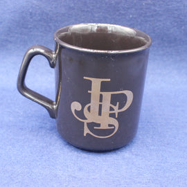 Black mug with a JPlogo on a blue background 