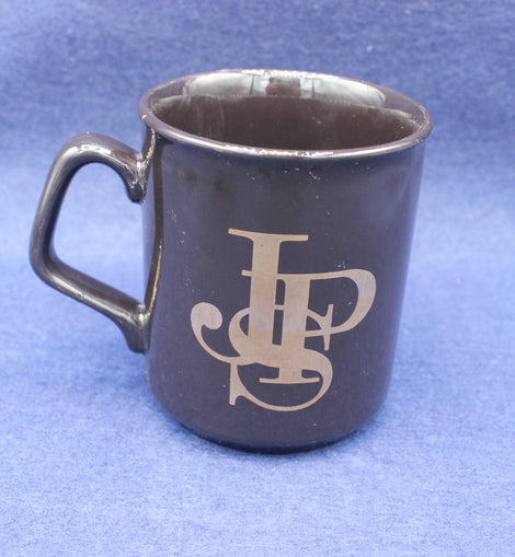 Black mug with a JPlogo on a blue background 