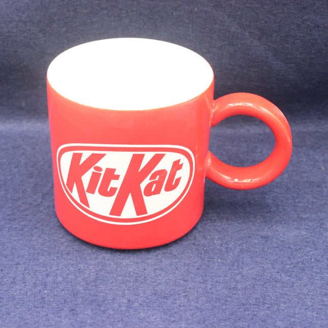 Red mug with KitKat logo on a blue background