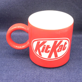 Red mug with KitKat logo on a dark blue background