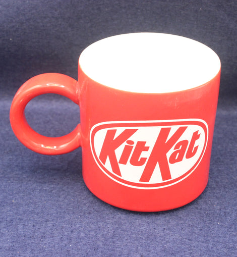 Red mug with KitKat logo on a dark blue background