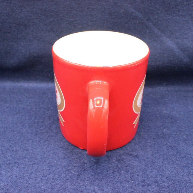 Red mug with a KitKat logo on a blue background