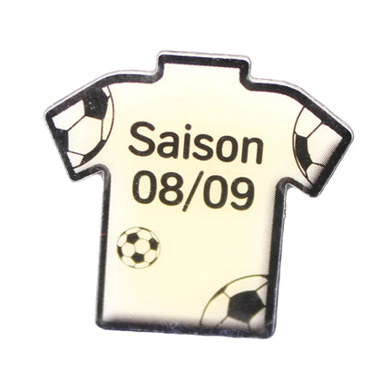 Pin shaped like a soccer jersey with 'Saison 08/09' text on a blue textured background