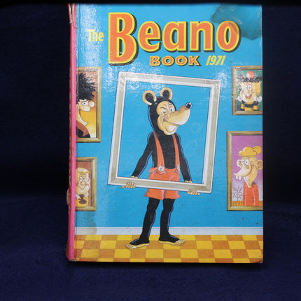 Cover of 'The Beano Book 1971' with a cartoon character holding a frame.