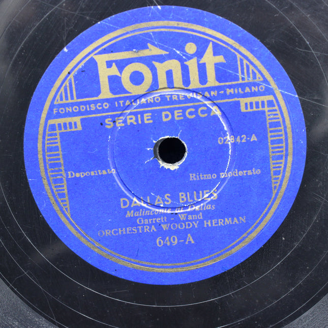 Vintage record label with 'Fonit' branding and text on a black vinyl record.