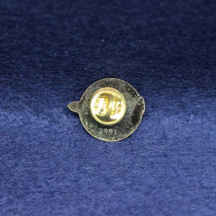Vintage Peter Stuyvesant enamel badge