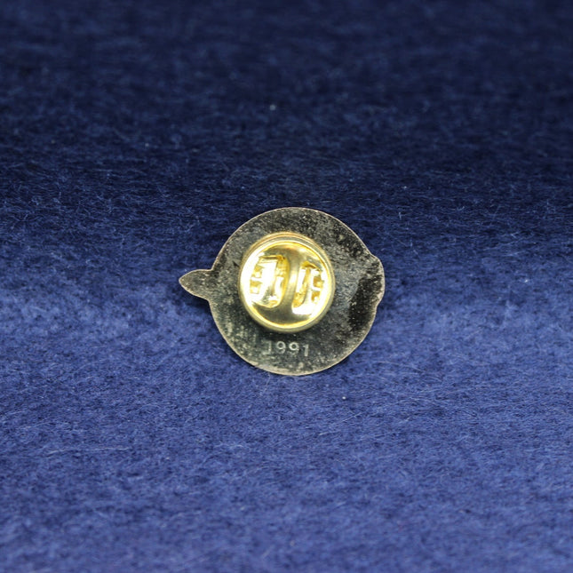 Vintage Peter Stuyvesant enamel badge