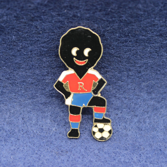 Robertson’s Golly Footballer Badge on a felt background